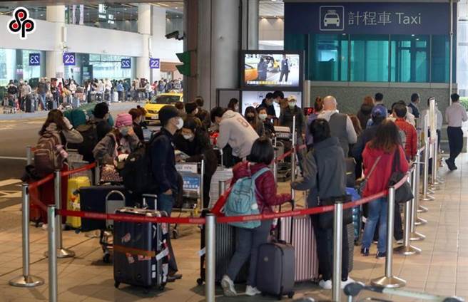 图为日前入境旅客排队人龙超过上百公尺，在桃园机场等待搭乘防疫车队的情况。（图／本报资料照片）