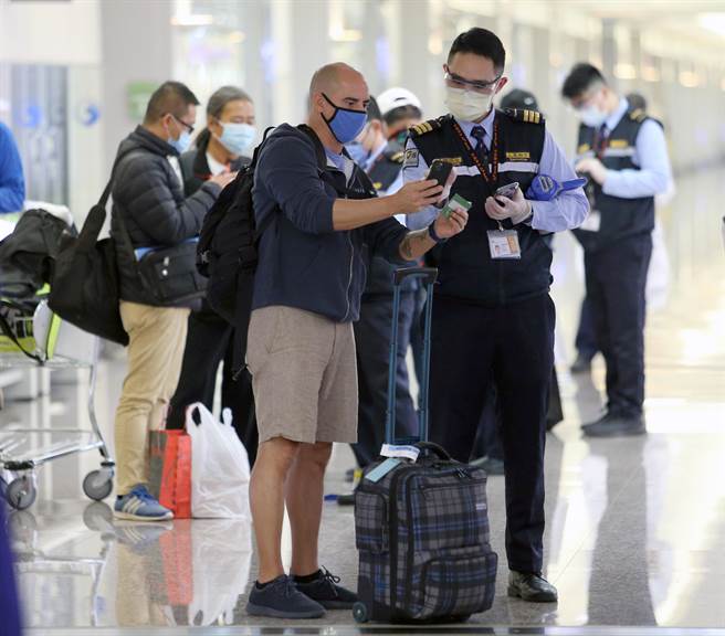 关岛包机旅客入境后正常通关，入境时都需持有核酸检验阴性报告，依规定由疾管人员审核健康声明暨检疫通知书内容，再依序通过移民署证照查验、提领行李及海关稽查等入境程序。（陈麒全摄）