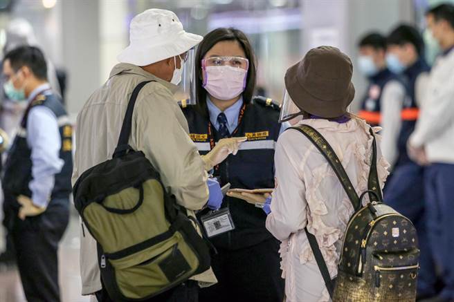 关岛包机旅客入境后正常通关，入境时都需持有核酸检验阴性报告，依规定由疾管人员审核健康声明暨检疫通知书内容，再依序通过移民署证照查验、提领行李及海关稽查等入境程序。（陈麒全摄）