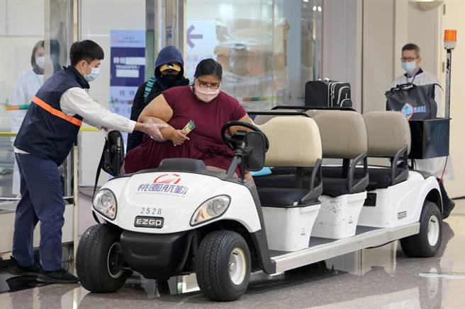 体重超过500磅来台就医外籍旅客 Latisha，入境后直接入住医院负压隔离病房，结束14天居检，就可以动刀施行减重手术。Latisha来到台湾很开心，她特别谢谢台湾的协助。（陈麒全摄）