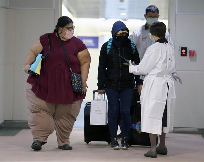 体重超过500磅来台就医外籍旅客 Latisha，入境后直接入住医院负压隔离病房，结束14天居检，就可以动刀施行减重手术。Latisha来到台湾很开心，她特别谢谢台湾的协助。（陈麒全摄）