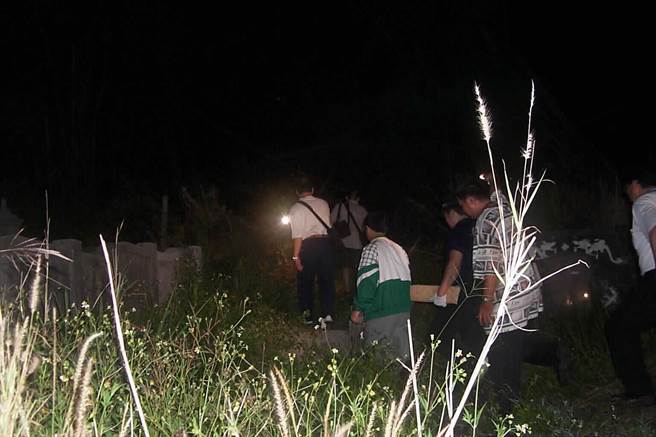 2001年间台南市发生杀人弃尸案，警方前往公墓寻找尸块。（中时资料照）