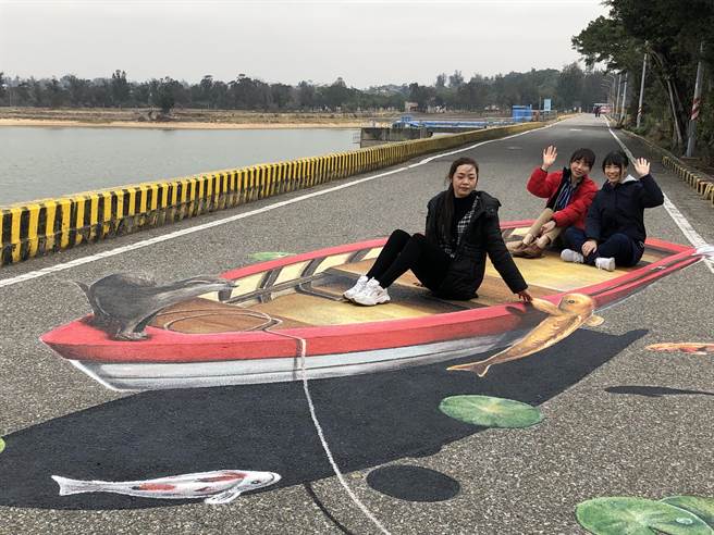 画家陈诗薏的新作「太湖船」让游太湖又多了一项有趣的玩赏和选择。（李金生摄）