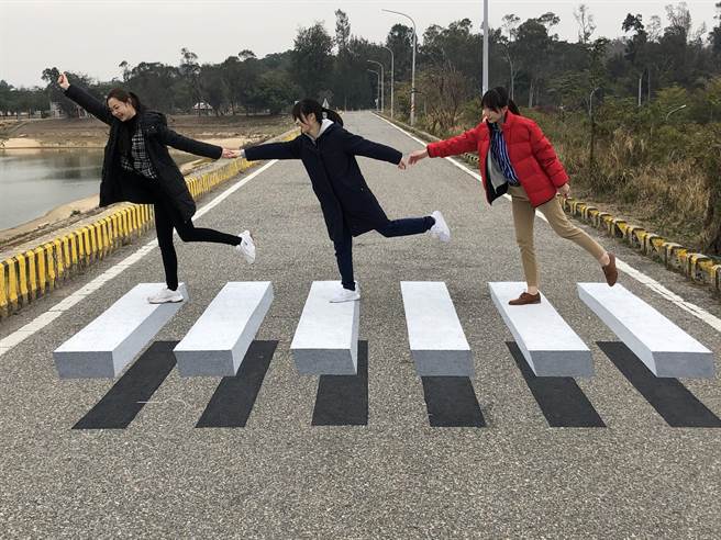 太湖环湖道路的3D漂浮斑马线，让人有飘浮在空中的错觉。（李金生摄）