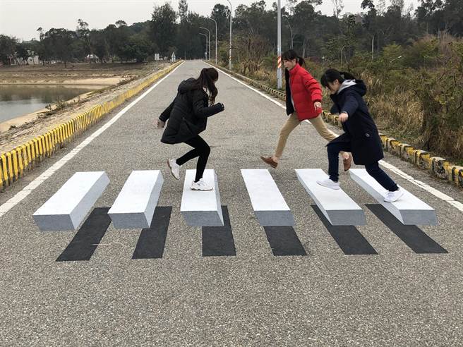 3D漂浮斑马线充满虚幻的不真实感，吸引游客络绎来到。（李金生摄）