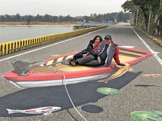 「太湖船」彩绘新作才刚完工，就成为游客打卡的热点。（李金生摄）