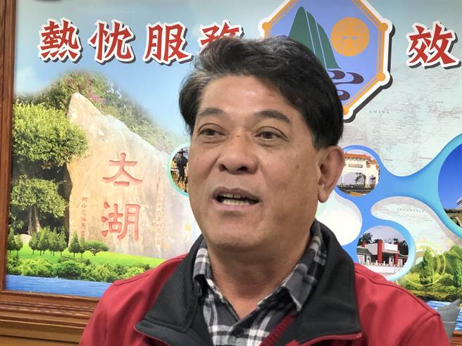 金湖镇长陈文顾表示，太湖船的3D新作品将透过网路平台公开徵求命名，欢迎乡亲和游客一起发挥创意。（李金生摄）