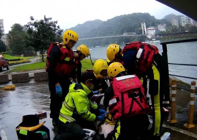 碧潭有女子不明原因落水，救難人員救起後送醫。（王揚傑翻攝）