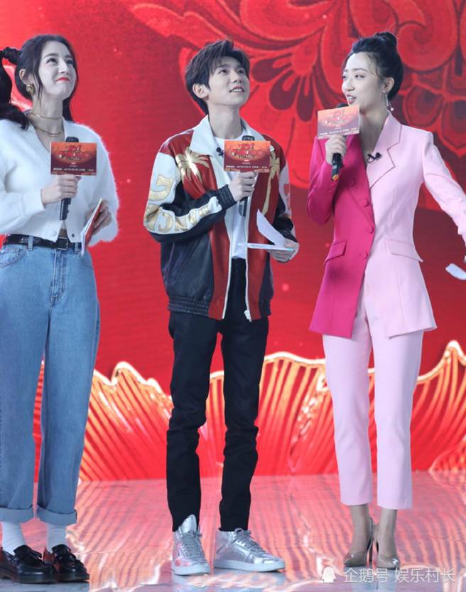 迪麗熱巴（左）、王源（中）身高差不多。（圖／微博）