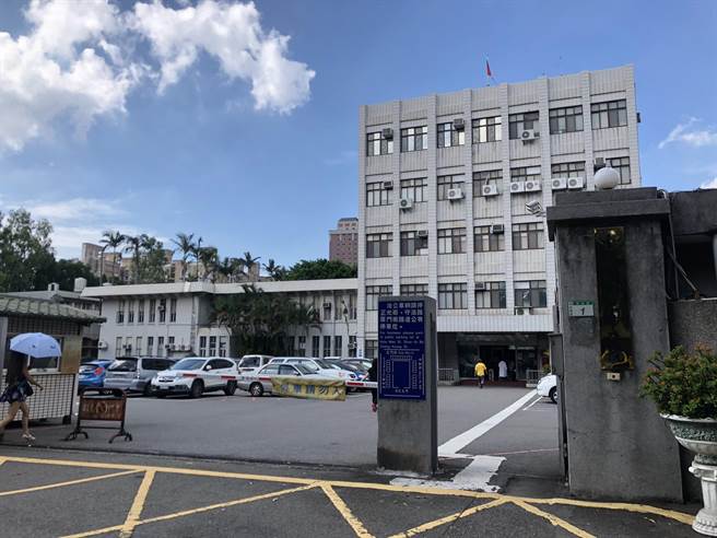 5名桃环保官员市府前大胆拿钱，桃园地院依贪污罪判刑2至10年不等。(蔡依珍摄)