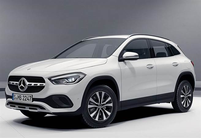 新光三越26日至31日天天送出1台價值超過178萬元的賓士最新GLA，會員扣1點就可抽獎。（新光三越提供）