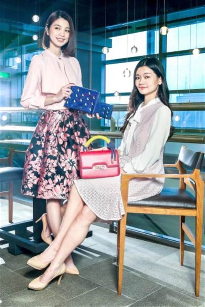 伊林娛樂何欣芫（左）穿HPW TIME裙裝，拿LANCOME「Chiara Ferragni眨眼藍潮系列」眼影頰彩盤2980元、絕對完美迷霧脣膏每支1200元，購買系列彩妝任2件送「眨眼3件組」；蘇家歡（右）穿XING裙裝，拎Marc Jacobs The J-Link包款2萬900元。（粘耿豪攝）