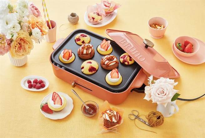 新光三越BRUNO多功能電烤盤，新色推出，4490元。（新光三越提供）