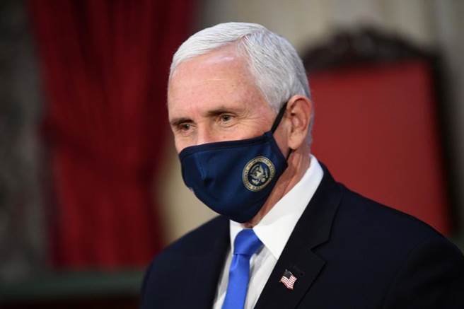 美國福斯新聞10日發布消息指，1名川普的狂熱支持者伍德（Lin Wood）涉嫌在極右派份子聚集的社交媒體「Parler」上，發佈針對副總統彭斯(圖)的死亡威脅。(路透)