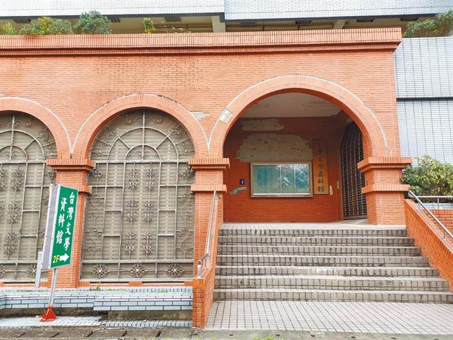 真理大学二度将麻豆校区台湾文学资料馆换锁，让台湾文学资料馆名誉馆长张良泽不得其门而入。（刘秀芬摄）
