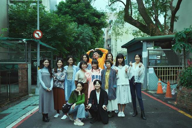 吴慷仁在电影中1天私会15任女友。（华纳提供）