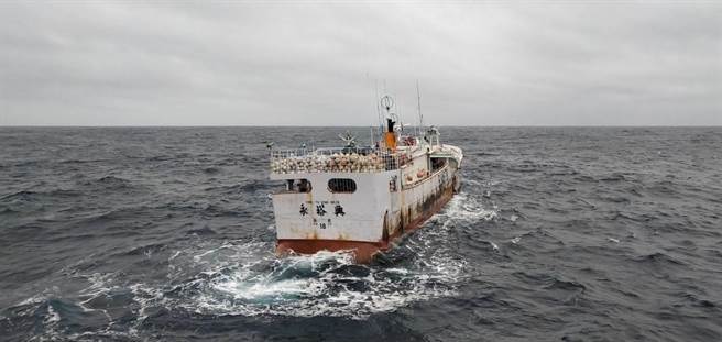 蘇澳籍漁船永裕興18號失聯多日，繼美方定翼機拍到行蹤後，首次有漁船近距離接近「永」船。（讀者提供／李忠一宜蘭傳真）