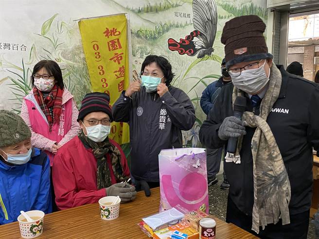 桃园市长郑文灿关怀街友，提供御寒衣物。(蔡依珍摄)