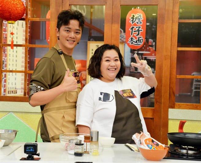 鍾欣凌與主廚索艾克錄衛視中文台《請問你是哪裡人》。（圖／中時提供）