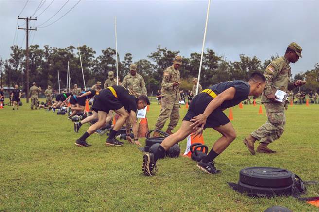 虽然国会要求陆军无限期暂停ACFT；但陆军认为现在讨论ACFT最终命运仍过早，陆军实施该方案的决心与计画从未改变，仍持续准备中。图为美军实施25公尺衝刺。(图/DVIDS)


