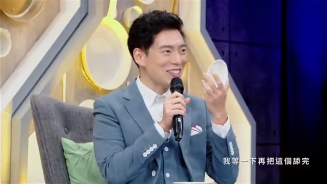 Jason Wang演出「舔盘」动作，称讚该料理。（图／中时提供）