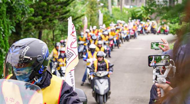 罢免王浩宇10日中坜扫街，出现贪食蛇车队，绵延200公尺，深绿里长吐一句话 网：忧心。(图/翻摄自 罢免王浩宇脸书粉专)