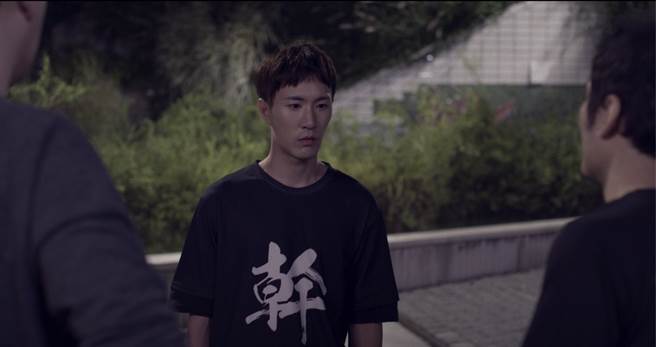 《醬狗》講述韓華混血屁孩在成長地韓國受盡欺壓的「失語危機」。（佳映娛樂提供）