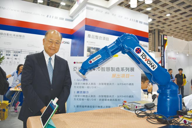 統旺科技公司致力於壓鑄、鑄造等相關行業的工廠自動化設備，董事長呂阿福在台北國際自動化展為客戶解說。圖／李水蓮