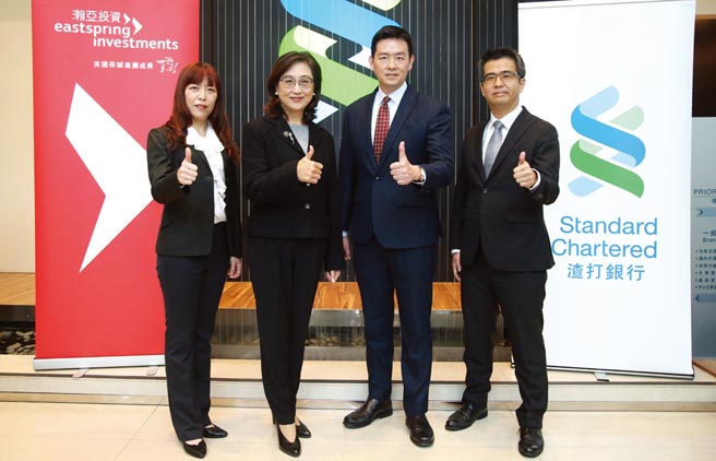 图左至右为瀚亚投资（台湾）通路长李晓媛、瀚亚投资（台湾）总经理王伯莉、渣打银行财富管理主管陈太龄。图／瀚亚投资提供