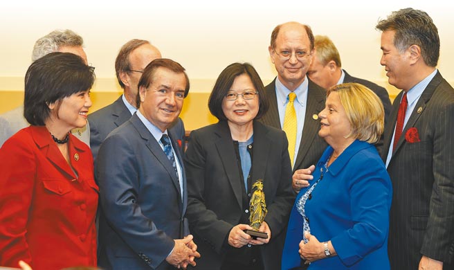 美国国务卿蓬佩奥9日宣布，即日起解除所有与台湾的交往限制，这是台美交流最大幅度调整，图为2015年时任民进党主席的蔡英文（中），受邀参加美国眾议院外交委员会欢迎酒会，眾议院前外交委员会主席罗丝蕾婷娜（Ileana Ros-Lehtinen）（右二）致赠华盛顿自由女神像，并与眾议院前外交委员会主席罗伊斯（Ed Royce）（左二）等人合影留念。（本报资料照片）