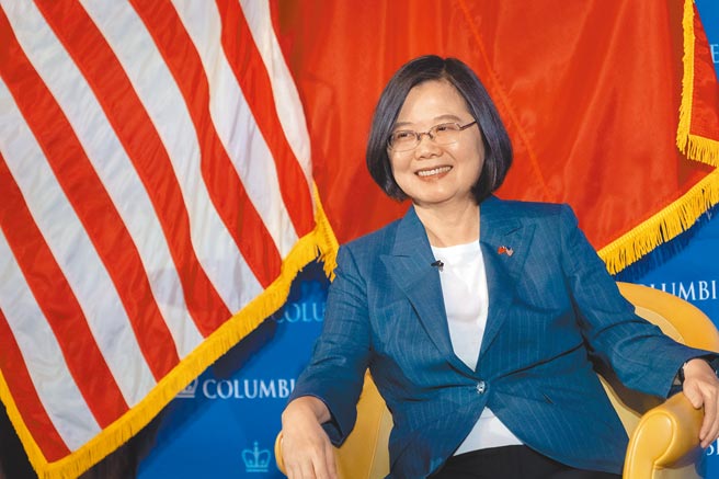 美国务卿蓬佩奥宣布取消美对台的交流限制，朝野政党皆肯定。图为蔡英文总统访美时，在纽约哥伦比亚大学进行座谈。（总统府提供）