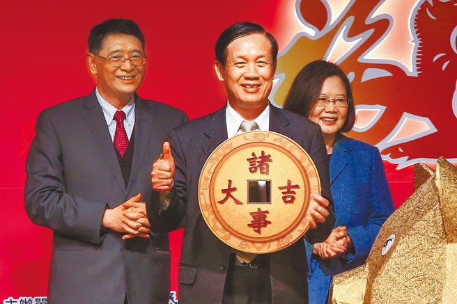 全国商总昨举行第11届第一次会员大会同时改选理监事，推选副理事长许舒博出任理事长，并在许舒博提案下，由理监事会通过新设「商总主席」，并推举赖正镒（前）担任「主席」一职。本图为资料照片。（本报资料照片）