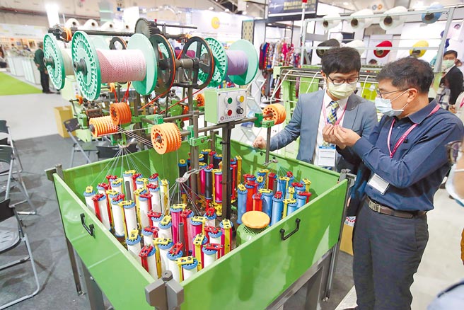 图为项全机械展出的织布机具。（本报资料照片）