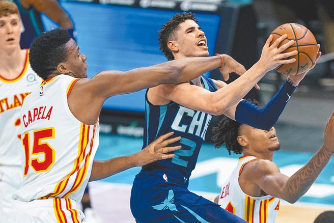 就算遭老鷹中鋒卡培拉（15號）打手犯規，黃蜂後衛拉梅洛鮑爾（持球者）仍奮勇上籃。（美聯社）