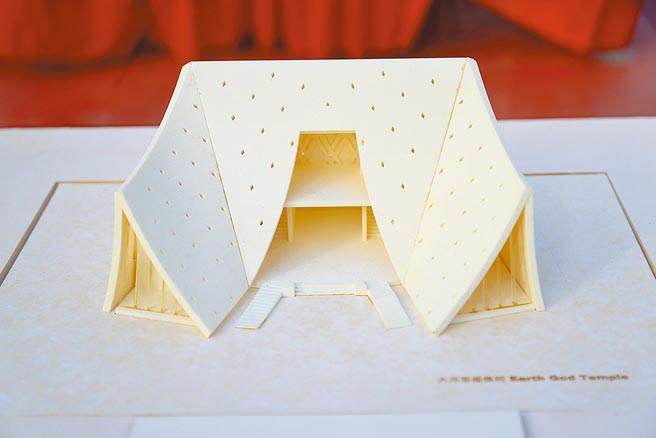 台中市大河里福德祠為全台第1座國際競圖土地公廟，台日合作以「Under a Roof」概念，屋頂設計兼具古典與現代之美。（盧金足攝）