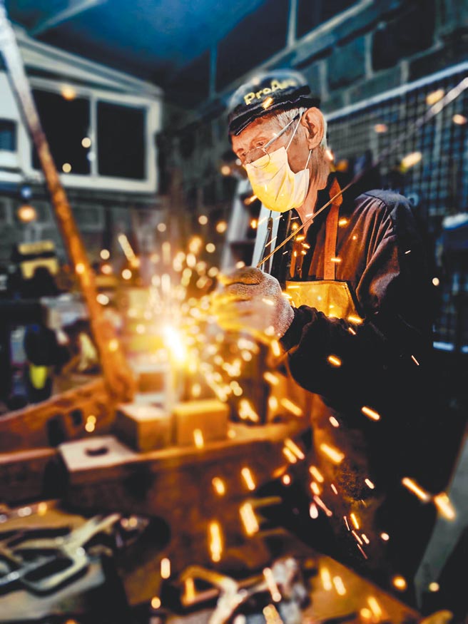 林良材擅長以生鐵、紅銅創作雕塑。（張潔提供）