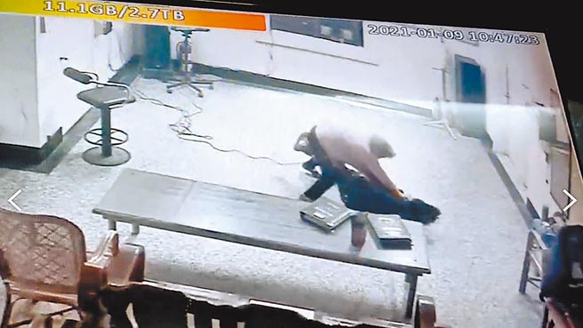 2人为抢夺麦克风，一路从坐位扭打到电视机前，最后吴（下）疑因重心不稳跌倒在地，黄（上）顺势扑在她身上。（警方提供／罗亦晽花莲传真）