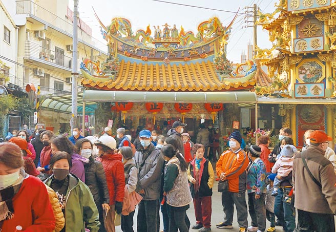 今年是台中市西屯区福德祠土地公与土地婆缔结连理100年，庙方特于昨天举办盛大的庆祝活动，吸引信眾大排长龙参与这罕见喜事。（陈世宗摄）