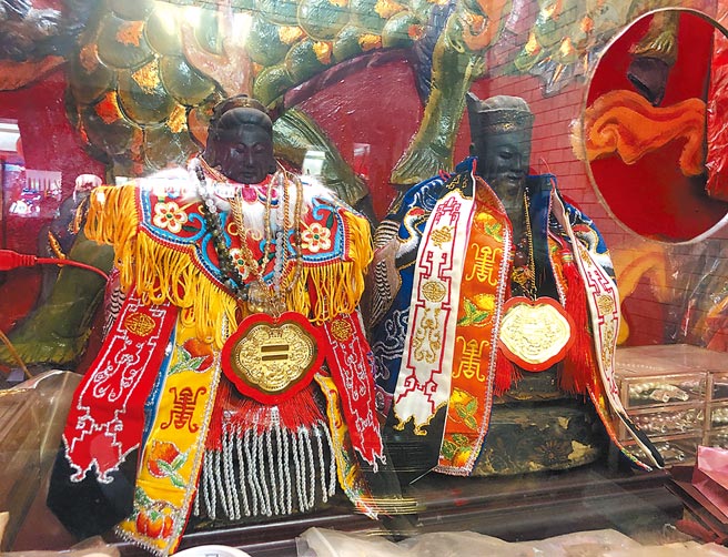 今年是台中市西屯区福德祠土地公与土地婆缔结连理100年（见图），庙方特于昨天举办盛大的庆祝活动。（陈世宗摄）