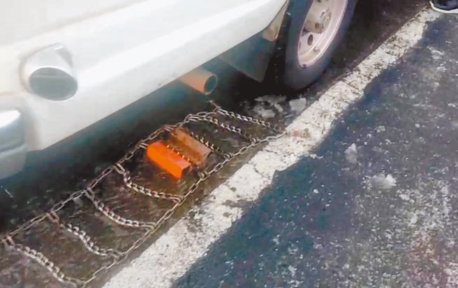 雪季来临，民眾应安装雪链再上山，并加大行车安全距离。（民眾提供／黄立杰南投传真）