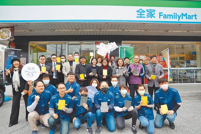 图为超商店长与县府人员合影。（云林县文观处提供／周丽兰云林传真）