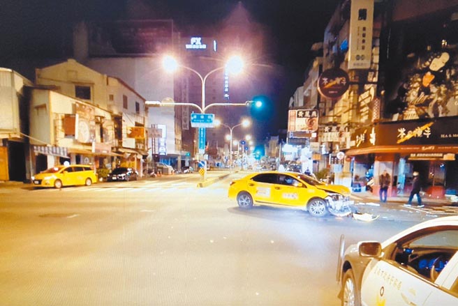 计程车左转未礼让直行机车，寒夜撞死台积电工程师骑士。（读者提供／程炳璋台南传真）