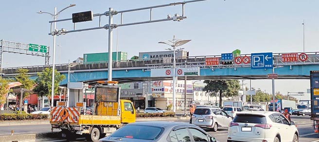 前鎮區中山、中平及中安路口、大寮區188市道和鳳林二路口等2處已增設科技執法設備，智慧型LED看板預警，還會即時顯示違規車號。 （交大提供／劉宥廷高雄傳真）