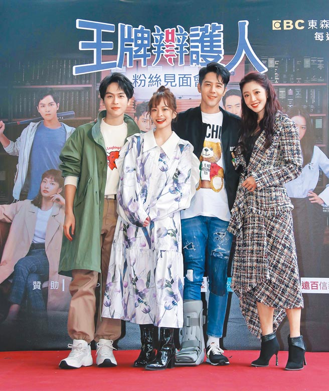 胡宇威（右二）带脚伤与黄薇渟（右起）、叶星辰、林孙煜豪出席《王牌辩护人》见面会。（东森提供）