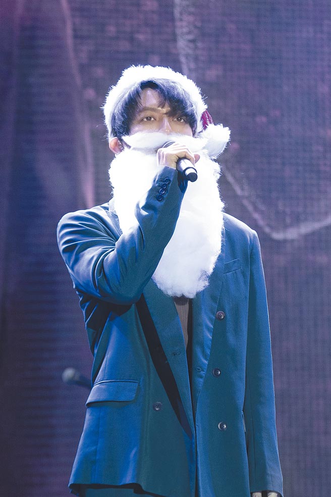 林宥嘉前晚扮成耶诞老人登台演出。（华研国际提供）
