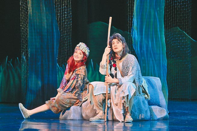 施易男（右）、罗美玲在《大宝神珠》一起冒险犯难。（梦莲花文艺基金会提供）