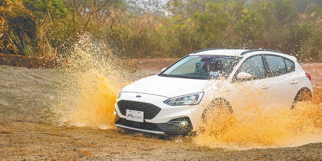 1.Ford Focus Active採用与Kuga、Focus相同的C2平台，在运动休旅车与掀背车之间再切出一块跨界休旅车的车型，藉由高坐姿、多元地形驾驶模式，提供车主更加丰富的驾驭体验，好动版售价83.9万元、任性版售价89.9万元。（福特六和提供）