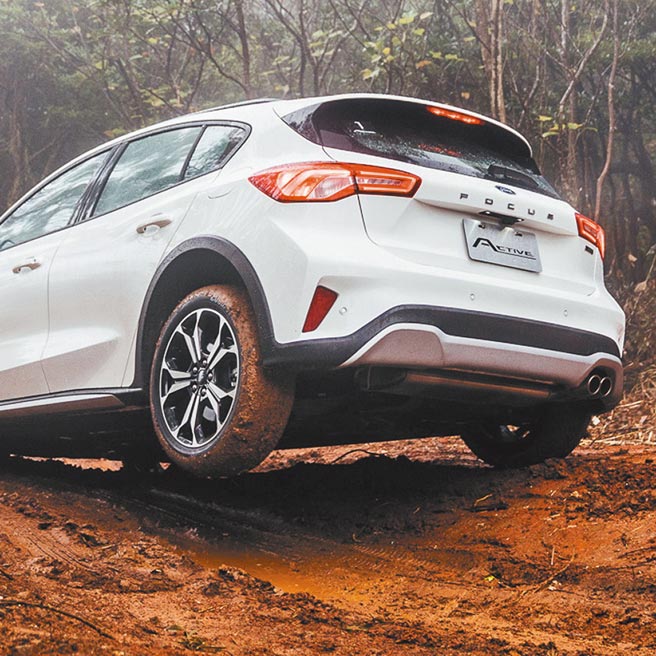 4.穿越高低落差坑洞时，后轮会翘起。（福特六和提供）