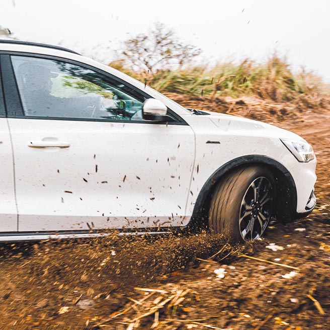 5.大扭力输出，轮胎快速甩掉塞在胎纹内的泥砂。（福特六和提供）