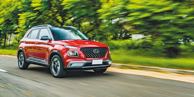 VENUE是HYUNDAI首部跨足国产小型SUV市场的重磅车款，去年9月上市，短短3个多月热销2722台，提供GLA、GLB、GLC等3款选择，售价自65.9万元起。（南阳实业提供）